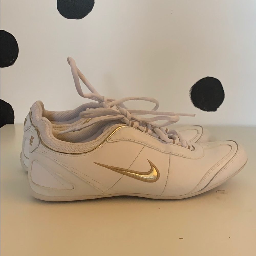 White NIKE sideline training shoes
